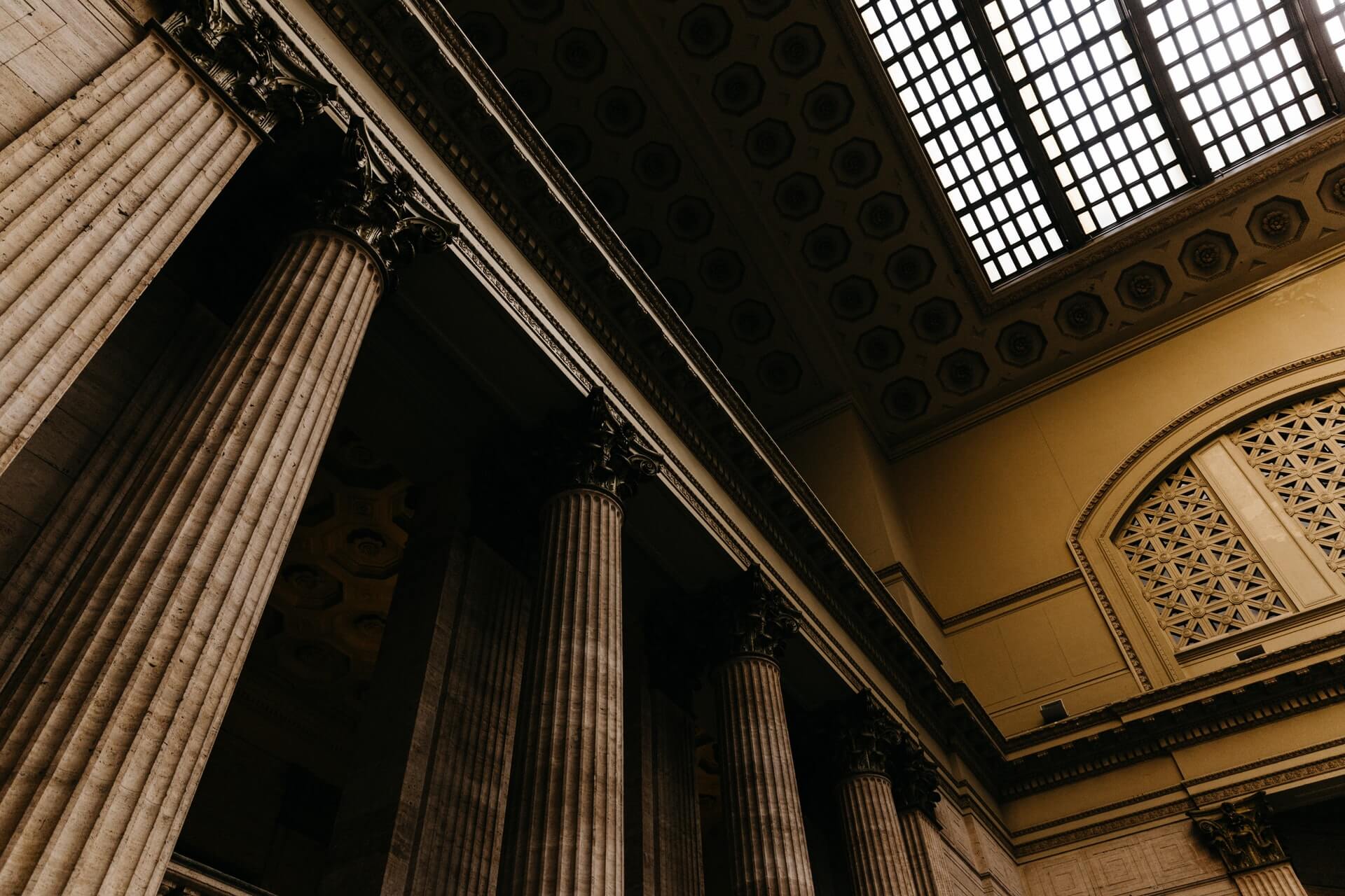 Intérieur néoclassique à hautes colonnes, étude notariale notaire-marie-tayac à Mont-de-Marsan