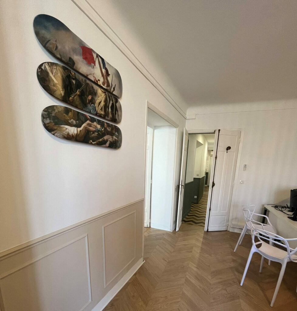 Intérieur moderne et lumineux du cabinet notaire-marie-tayac à Mont-de-Marsan avec déco skate et salle à manger