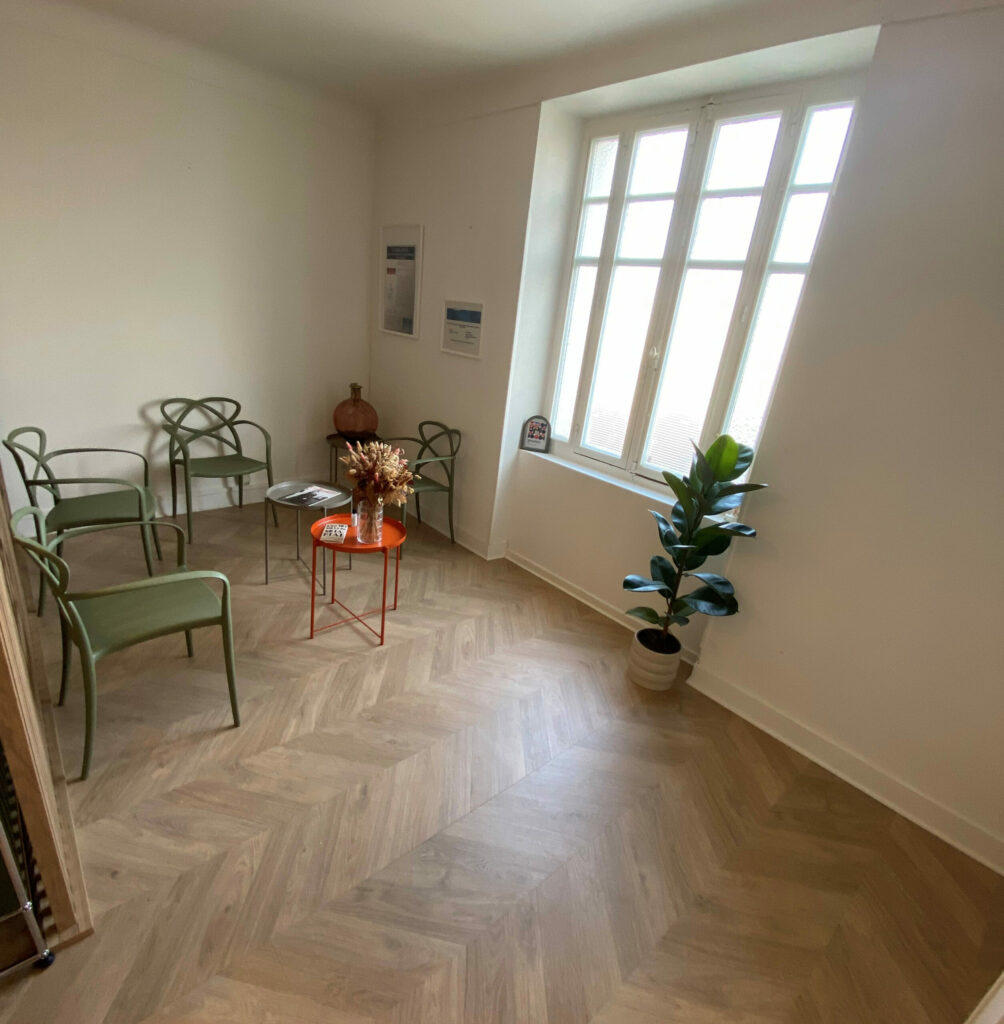 Salle d’attente lumineuse et chaleureuse chez notaire-marie-tayac à Mont-de-Marsan