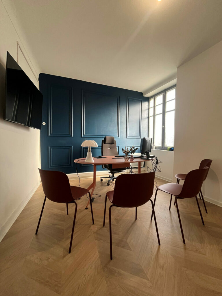 Bureau moderne et chaleureux du notaire-marie-tayac à Mont-de-Marsan, espace de travail élégant pour recevoir les clients