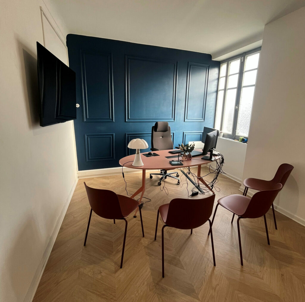 Bureau moderne terracotta du notaire-marie-tayac à Mont-de-Marsan, avec chaises design et écrans d’ordinateur