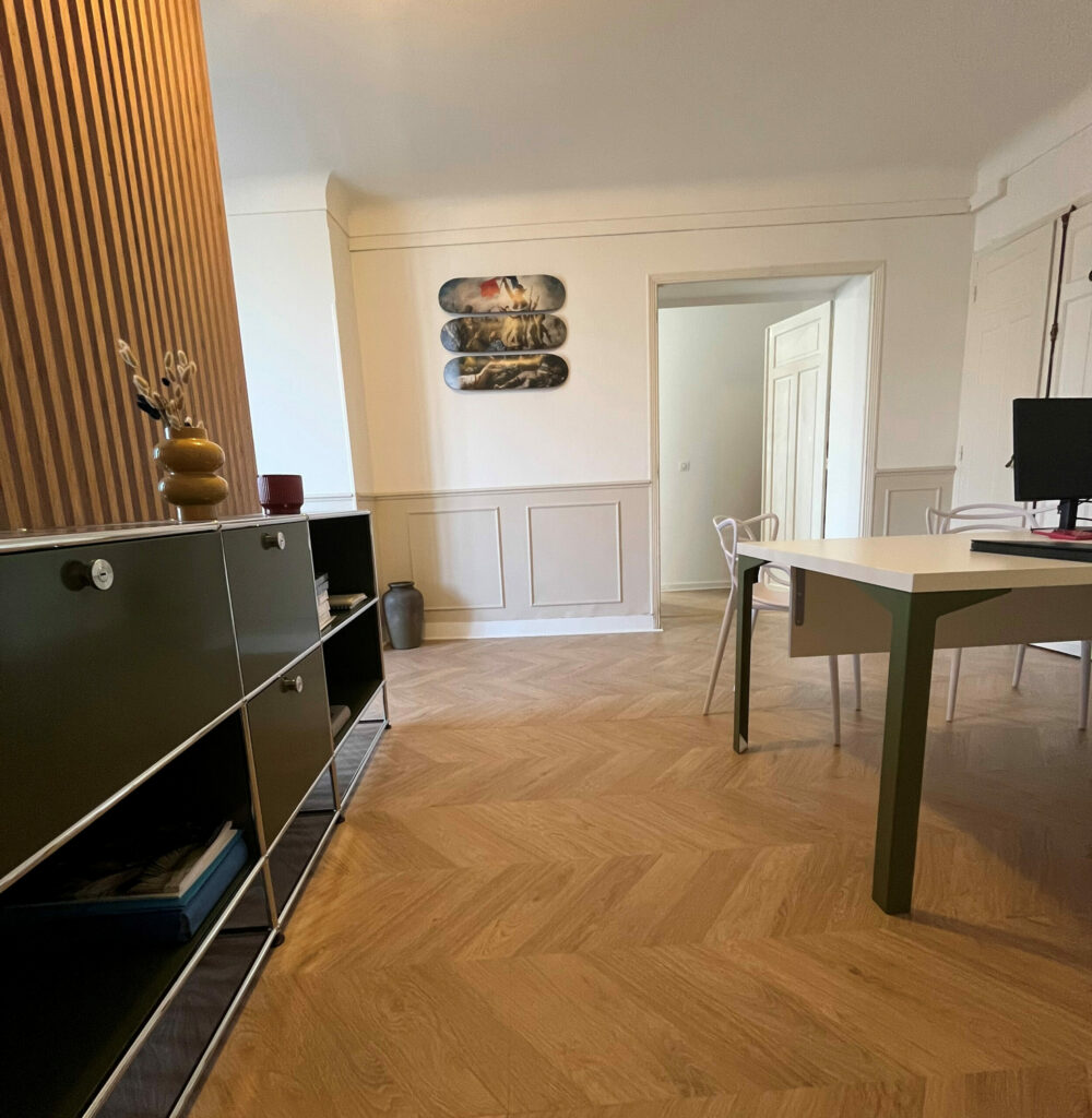 Bureau moderne et épuré du notaire-marie-tayac à Mont-de-Marsan, déco bois, skateboards muraux et grande table blanche