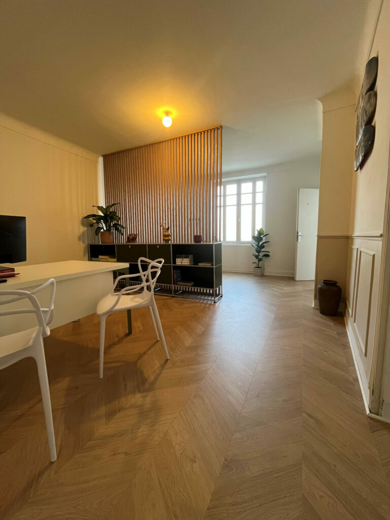 Bureau moderne et lumineux du notaire-marie-tayac à Mont-de-Marsan, espace de travail chaleureux avec parquet et plantes