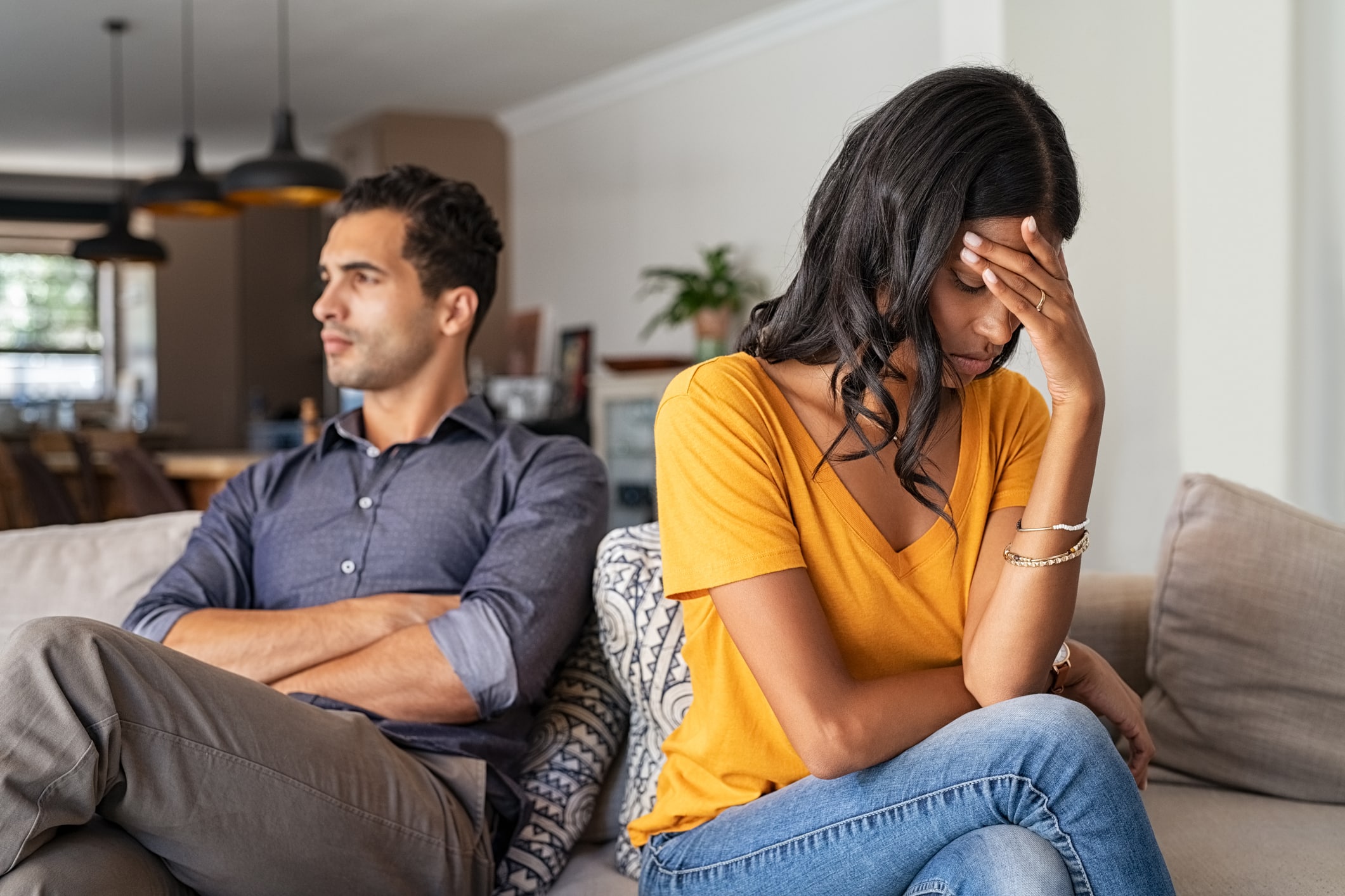 Couple en crise dans salon moderne, accompagnement divorce serein par notaire-marie-tayac à Mont-de-Marsan