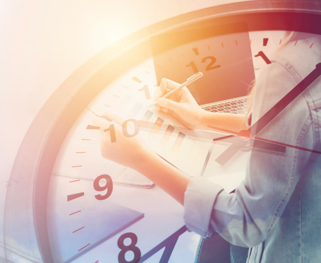 Gestion du temps au bureau avec horloge et ordinateur chez notaire-marie-tayac à Mont-de-Marsan