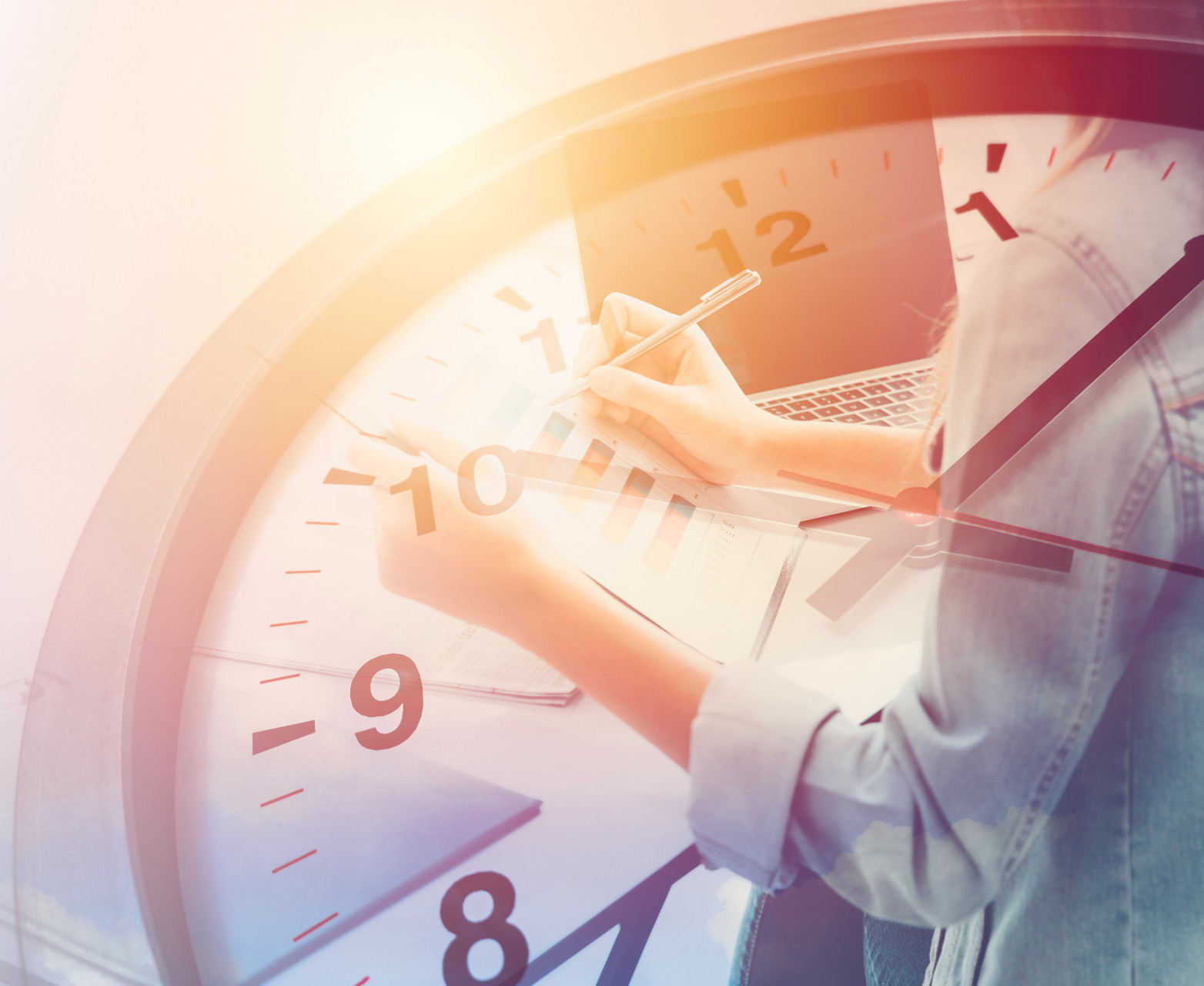 Gestion du temps au bureau avec horloge et ordinateur chez notaire-marie-tayac à Mont-de-Marsan
