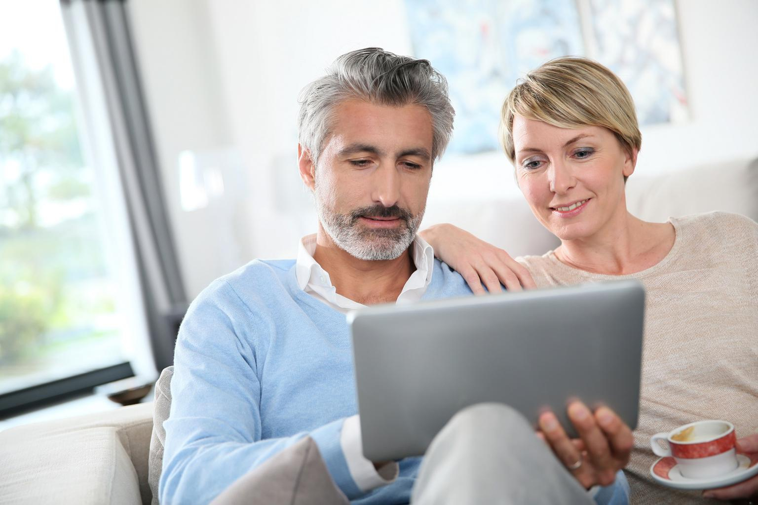 Couple serein préparant un investissement immobilier avec notaire-marie-tayac à Mont-de-Marsan dans un salon lumineux