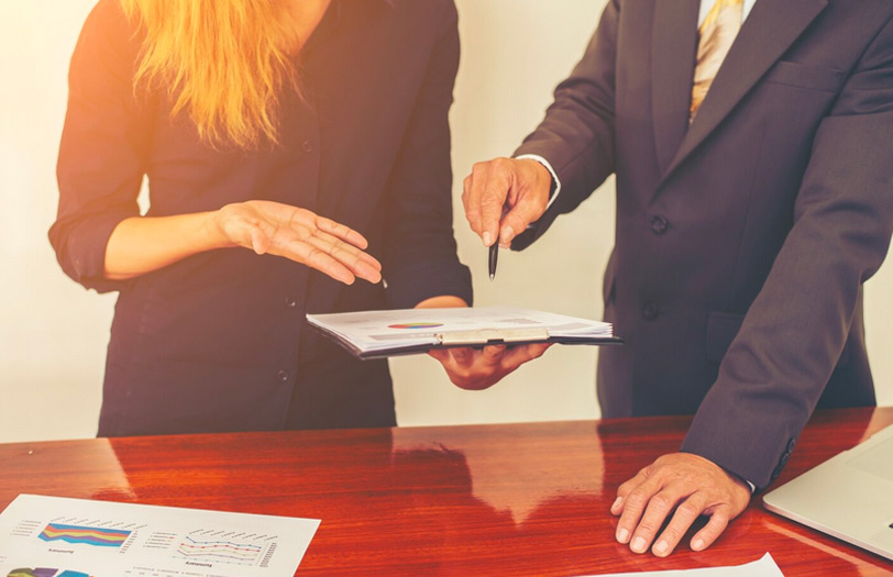 Réunion droit des sociétés avec notaire-marie-tayac à Mont-de-Marsan autour de documents et graphiques