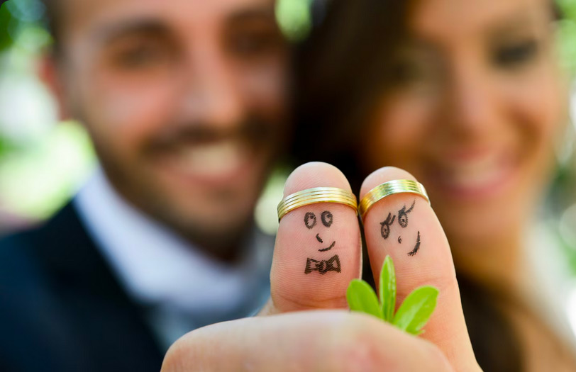 Jeunes mariés mains enlacées alliances souriantes, union célébrée chez notaire-marie-tayac à Mont-de-Marsan