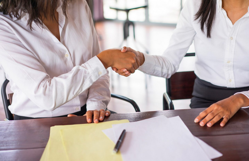 Signature d’un accord professionnel avec notaire-marie-tayac à Mont-de-Marsan, accompagnement juridique en droit des sociétés