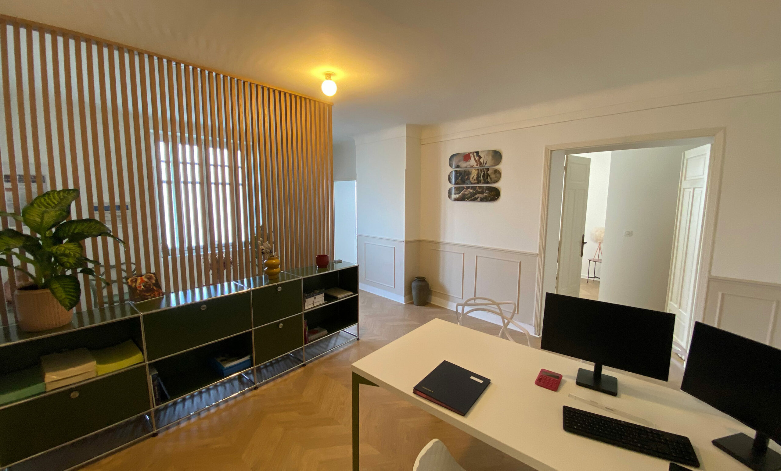 Bureau moderne et lumineux du cabinet notaire-marie-tayac à Mont-de-Marsan, espace de travail épuré et chaleureux
